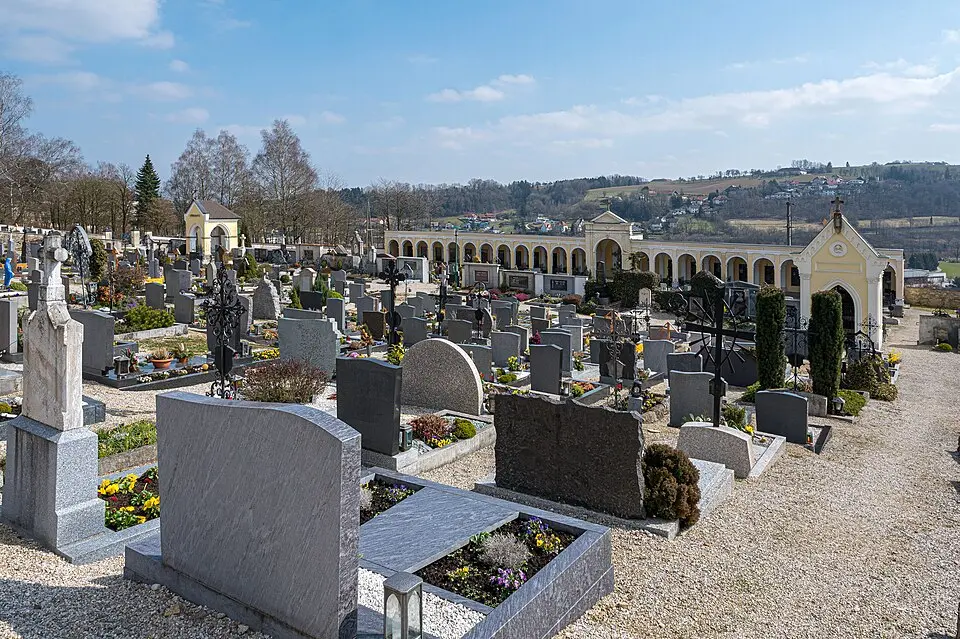 Friedhof mit Aufbahrungshalle und Kriegerdenkmal