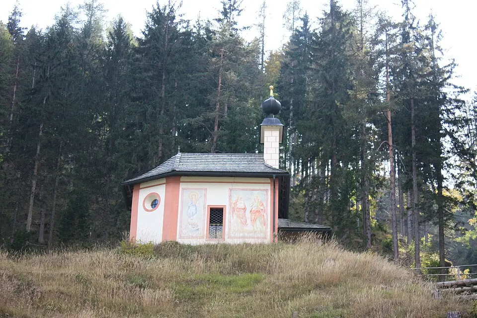 Kreuzwegkapelle hl. Johannes und Kreuzwegstationen