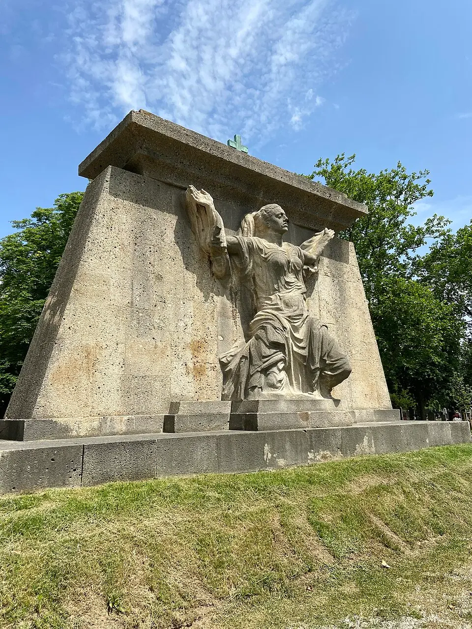 Obrázok: Falcos Lederjacke · CC BY-SA 4.0 Kriegerdenkmal (Plastik »Klagende Mutter«)