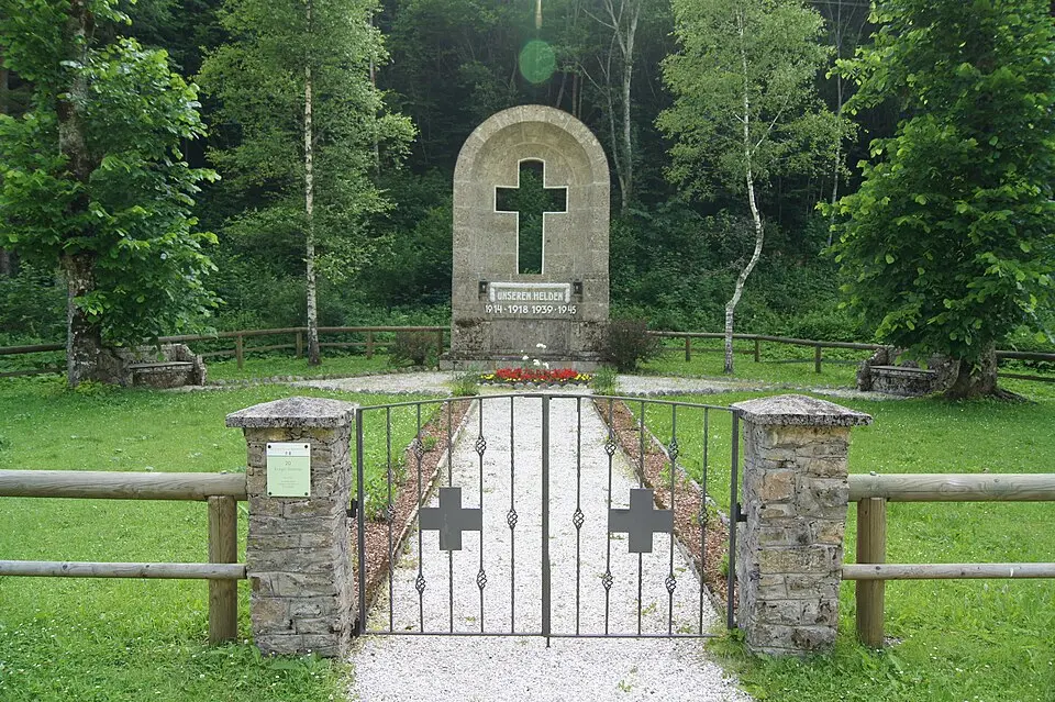 Objekt 20, Kriegerdenkmal