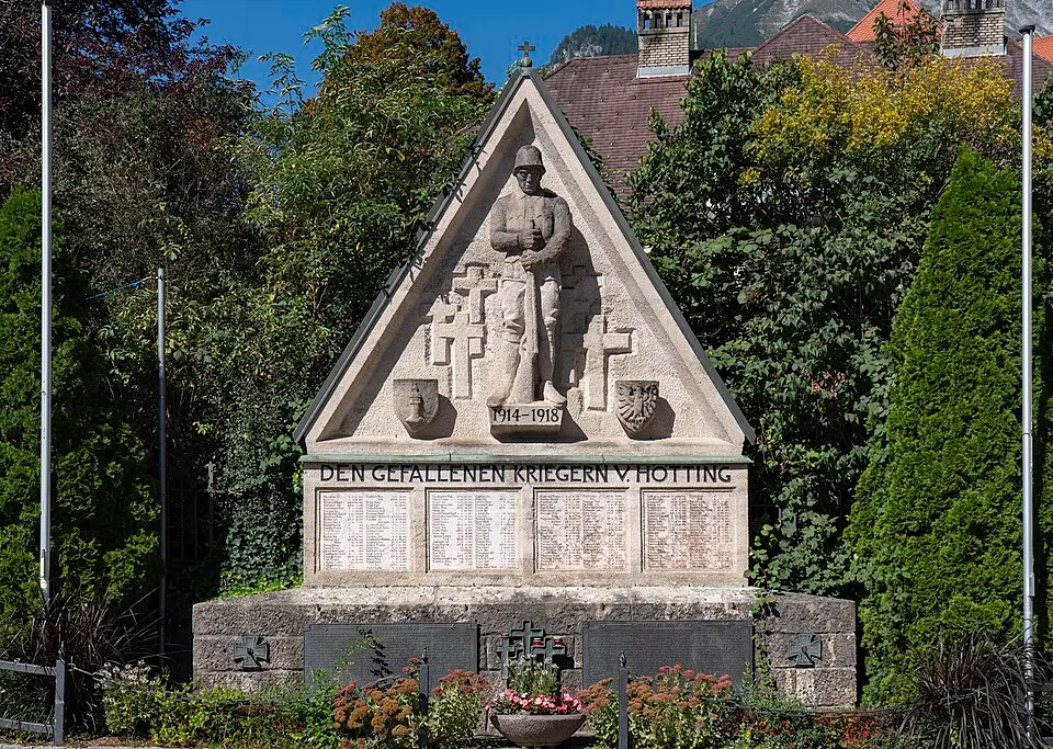 Obrázok: Thomas Ledl · CC BY 4.0 Kriegerdenkmal vor der Neuen Pfarrkirche