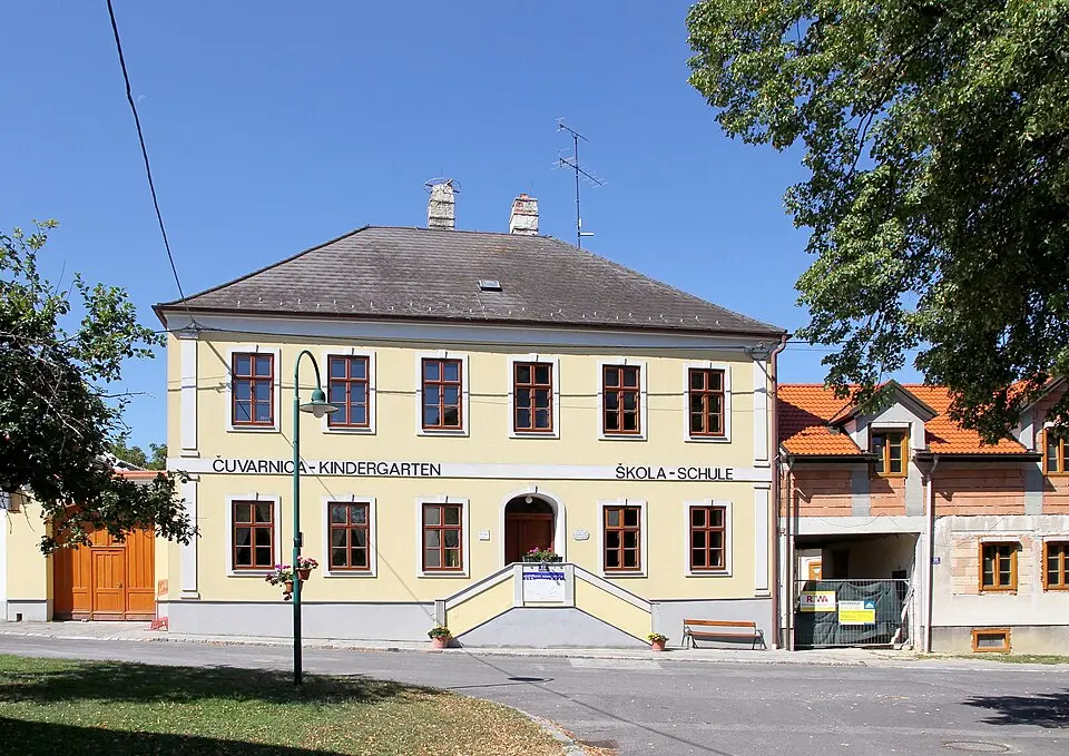 Image: C.Stadler/Bwag · CC BY-SA 3.0 AT Volksschule