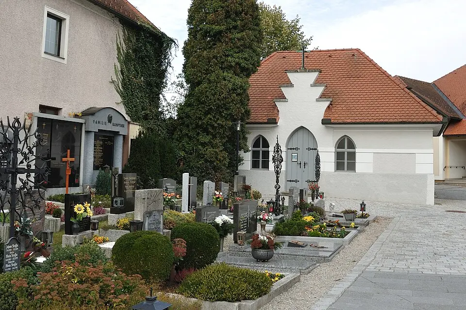 Fried- bzw. Kirchhof mit Aufbahrungshalle
