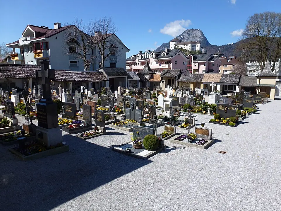 Städtischer Friedhof Kufstein mit Kapelle/Einsegnungshalle und Kriegerdenkmal