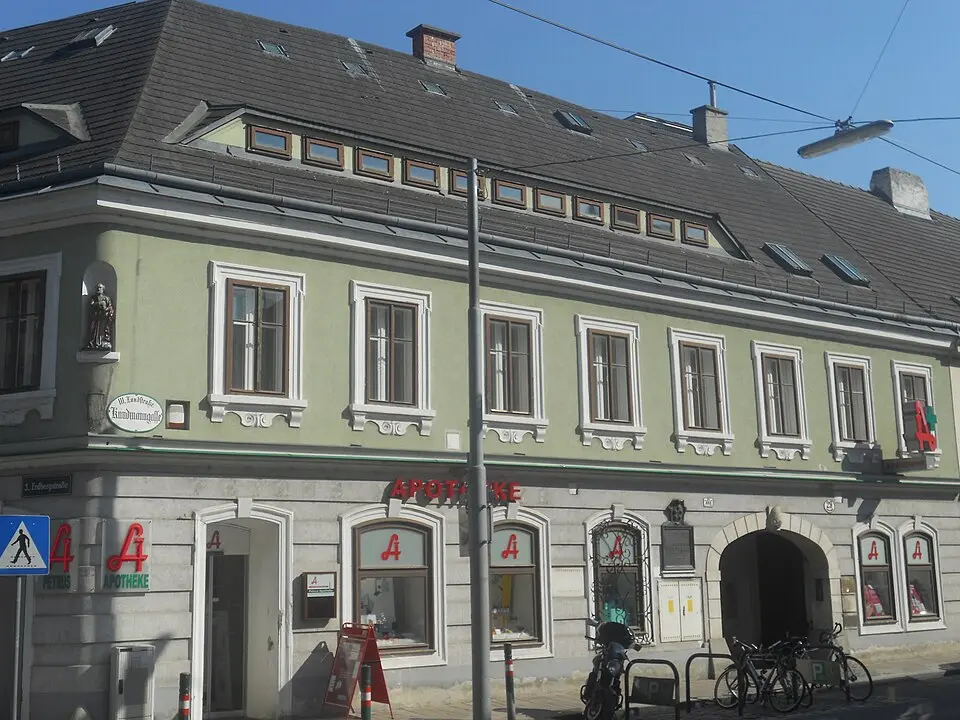 Miethaus, Geschäftseinrichtung, Zu den fünf Glückskugeln, Petrus-Apotheke