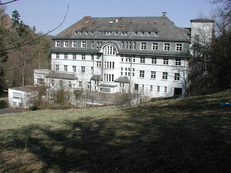 Obrázek: Eknelk · CC BY-SA 4.0 Kurhaus Stromberg