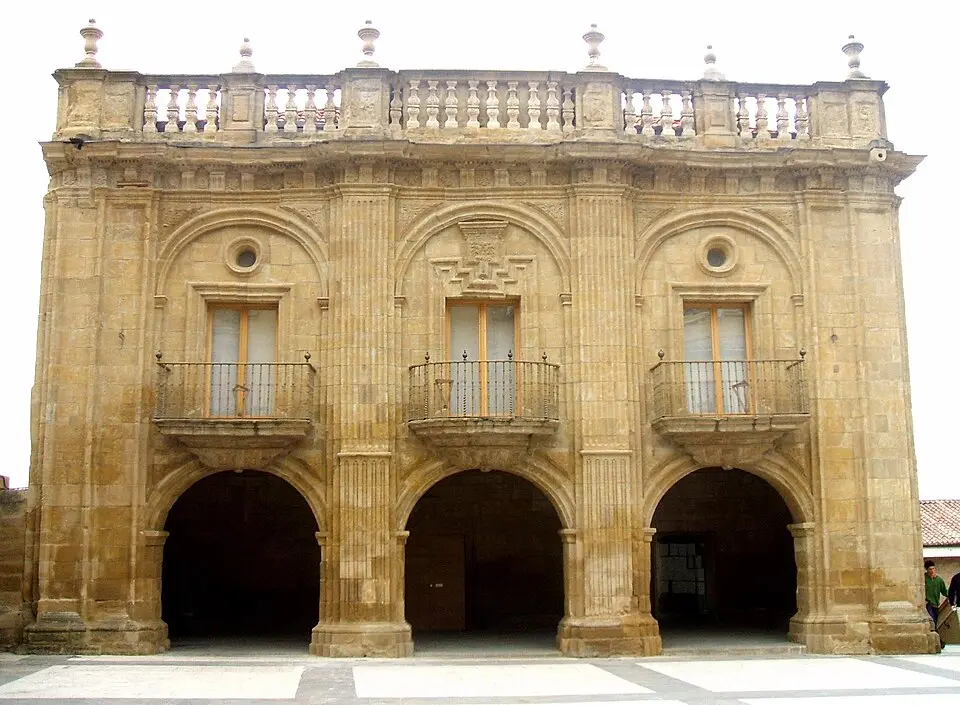 Image: Zarateman · CC0 Labastida town hall