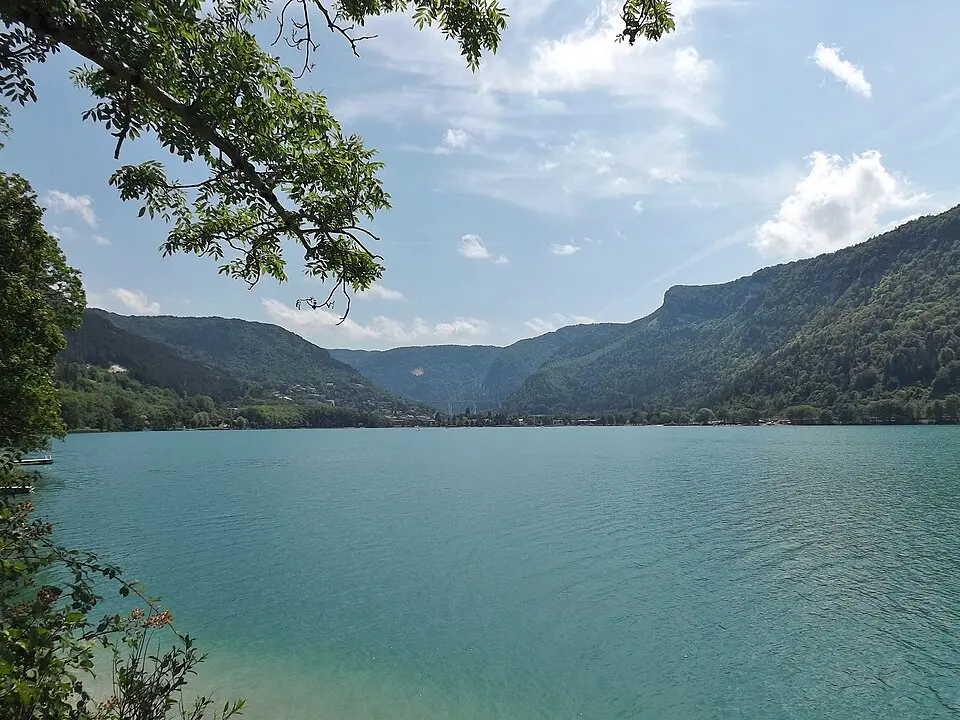 Image: Florian Pépellin · CC BY-SA 3.0 lac de Nantua