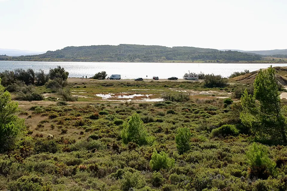 Obrázek: Lothur · CC0 vestiges du vivier antique du lac des Capelles