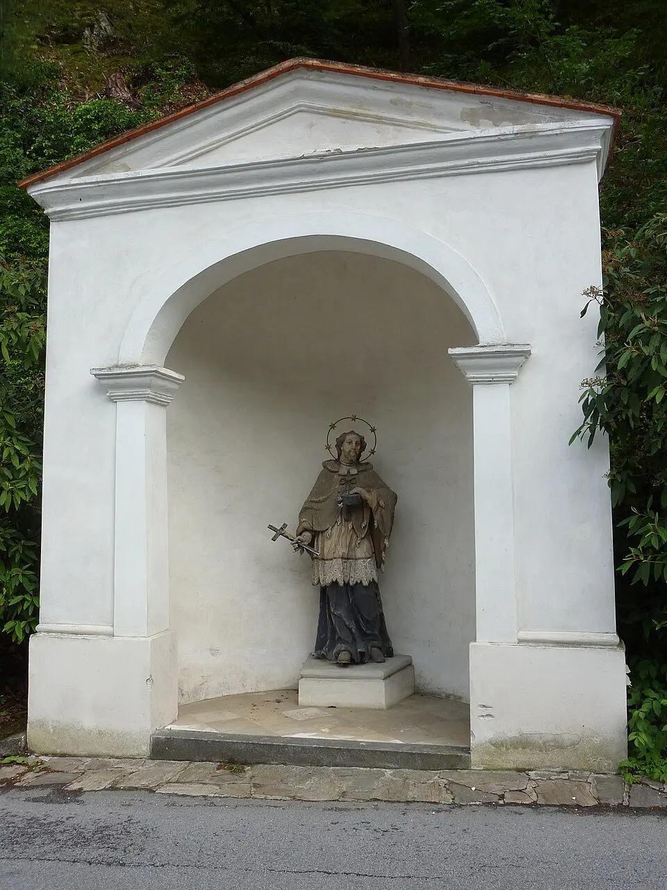 Wegkapelle mit hl. Johannes Nepomuk