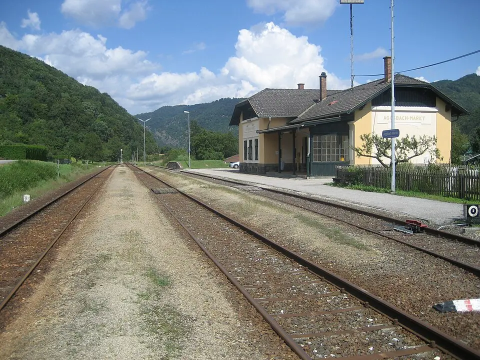 Image: Priwo · Public domain Aufnahmsgebäude Aggsbach-Markt, Eisenbahnstrecke
