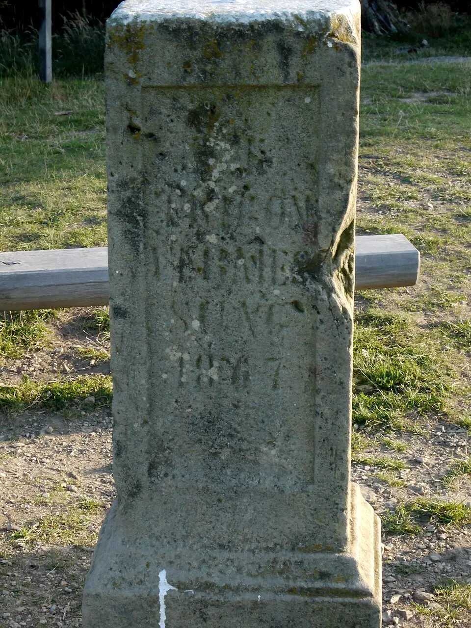 Slika: Thomas Ledl · CC BY-SA 3.0 AT Triangulationsstein aus dem Jahr 1867 auf der Wienblickwiese