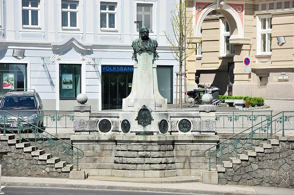 Persönlichkeitsdenkmal der Sparkassengründer