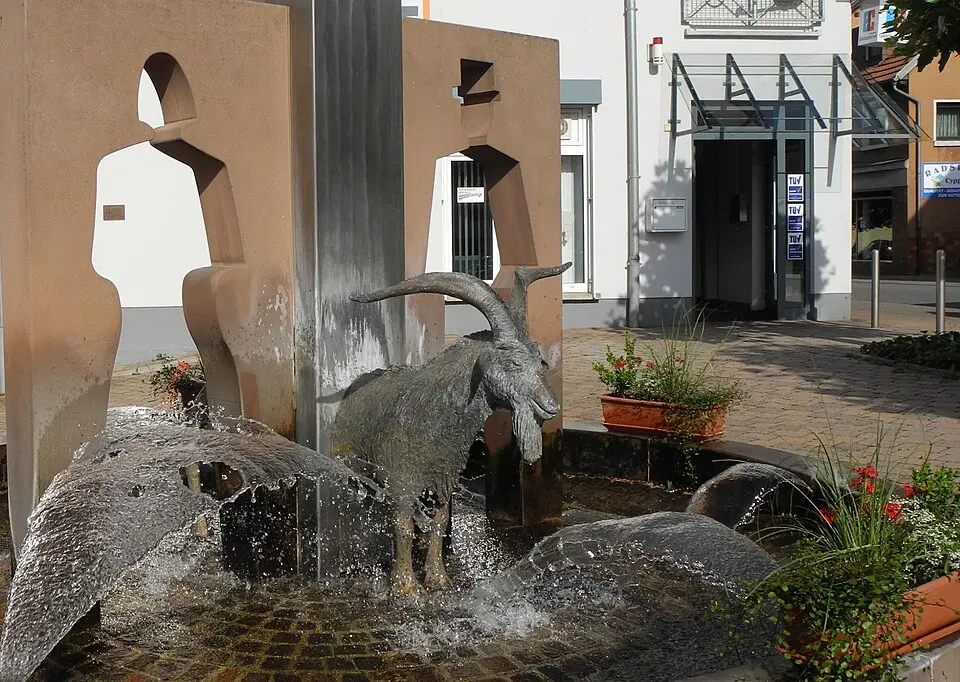 Image: Franzfoto · CC BY-SA 3.0 Ziegenbrunnen