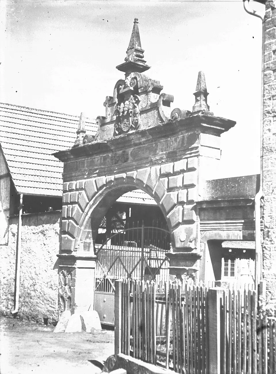 Obrázok: Landesarchiv Baden-Württemberg, Abt. Staatsarchiv Wertheim, K-LRA 91 Nr. 7, Fotograf unbekannt · CC BY-SA 3.0 Altes Stadttor