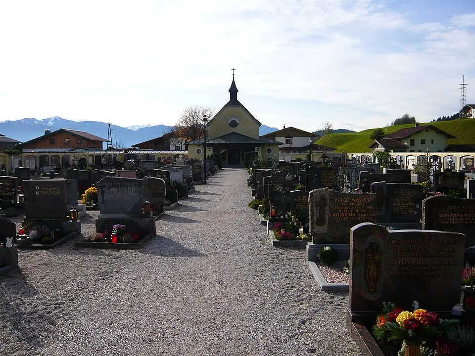 Image: Leitzsche · CC0 Neuer Friedhof Unterlangkampfen mit Aufbahrungshalle