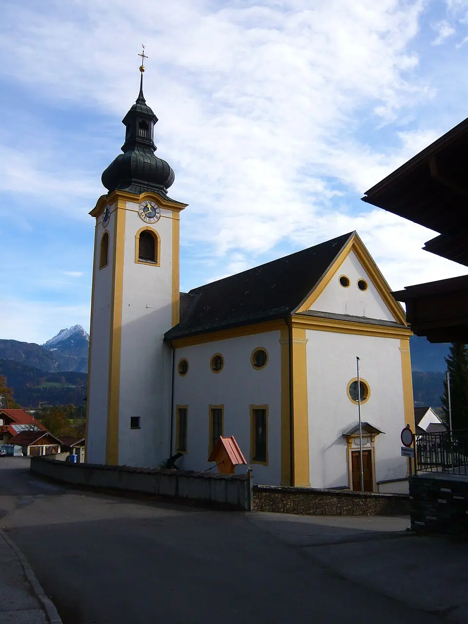 Image: Leitzsche · CC0 Kath. Pfarrkirche hl. Ursula mit Friedhof und Kriegerdenkmälern