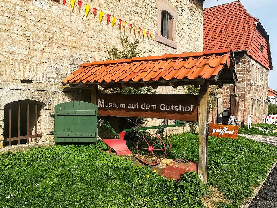 Obrázok: Nemracc · CC BY-SA 4.0 Museum auf dem Gutshof