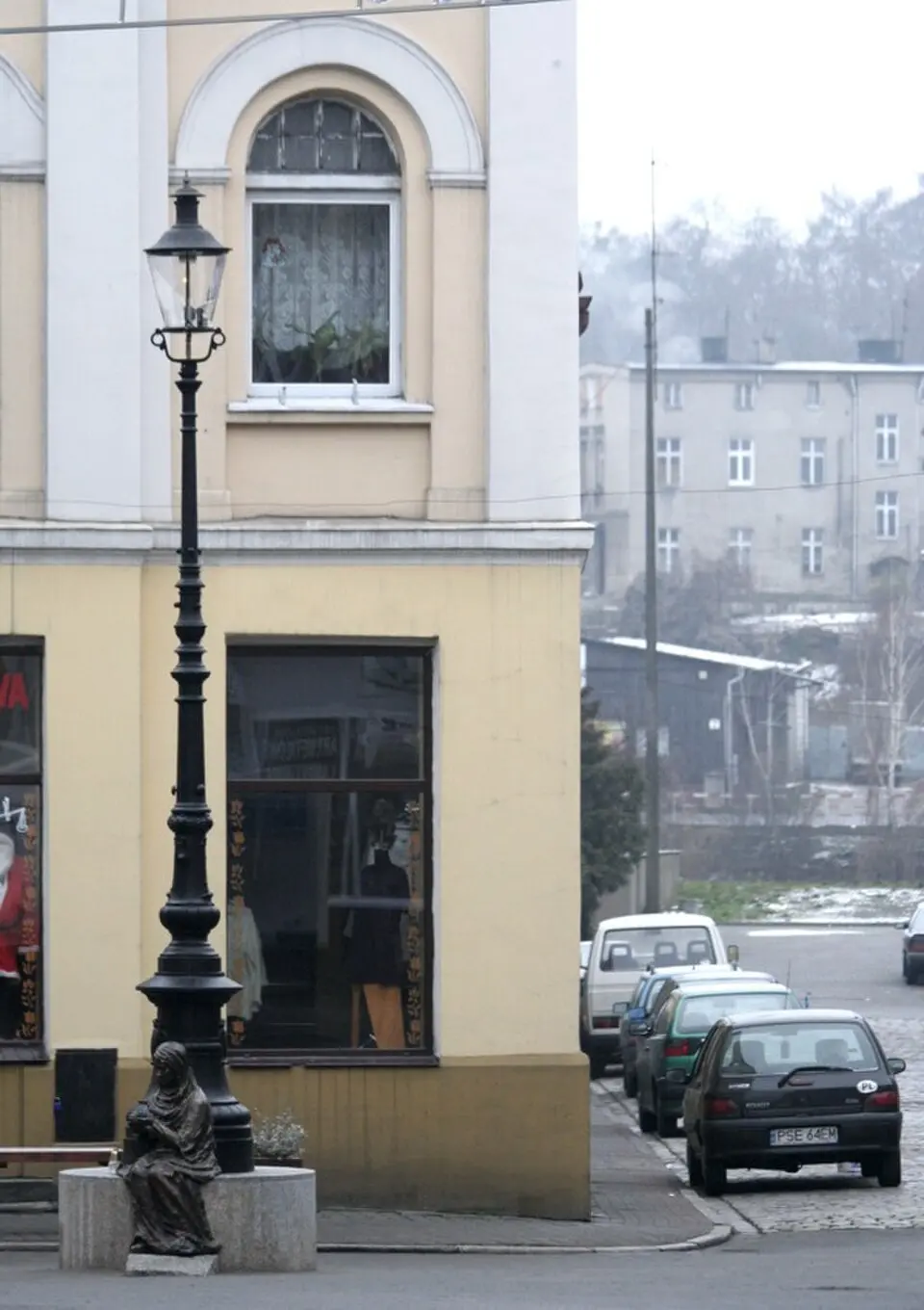 Latarnia gazowa i pomnik Dziewczynki z Zapałkami w Śremie