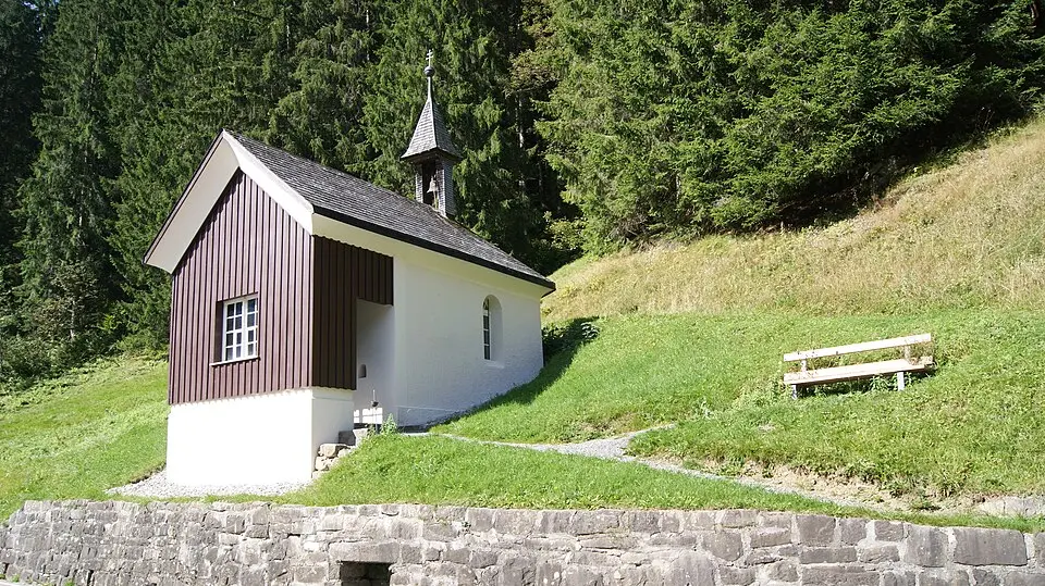 Obrázek: Asurnipal · CC BY-SA 4.0 Kapelle Bad Innerlaterns