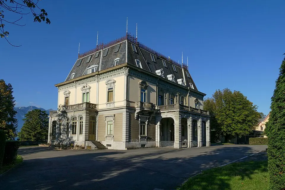 Schloss de la Becque mit Nebengebäuden