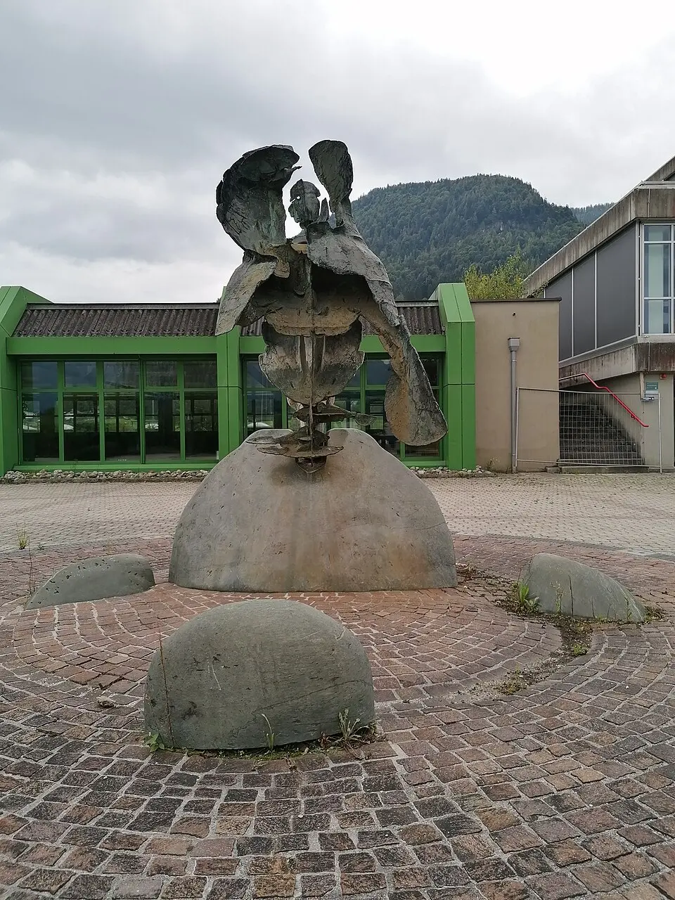 Image: Ironbernietyrol · CC BY-SA 4.0 Laufbrunnen HBLA Wörgl