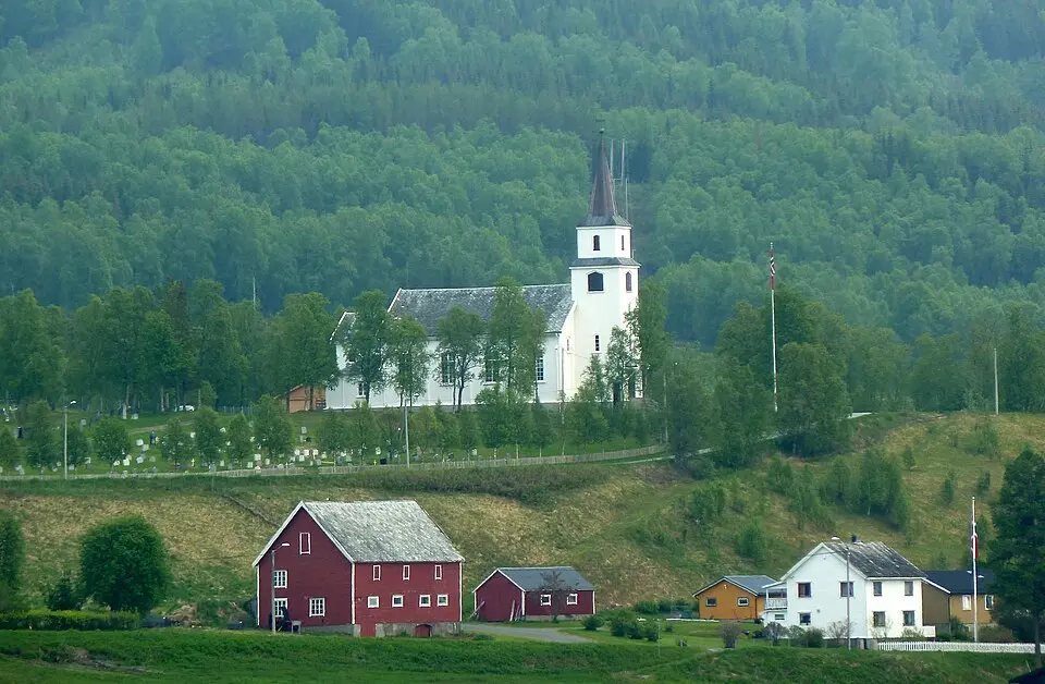 Obrázek: TorbjørnS · CC BY-SA 3.0 Lavangen kirke