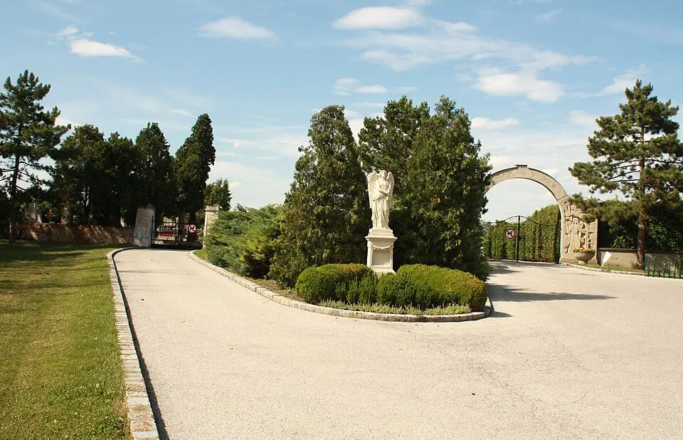 Friedhof und Figurenbildstock Apokalyptischer Engel