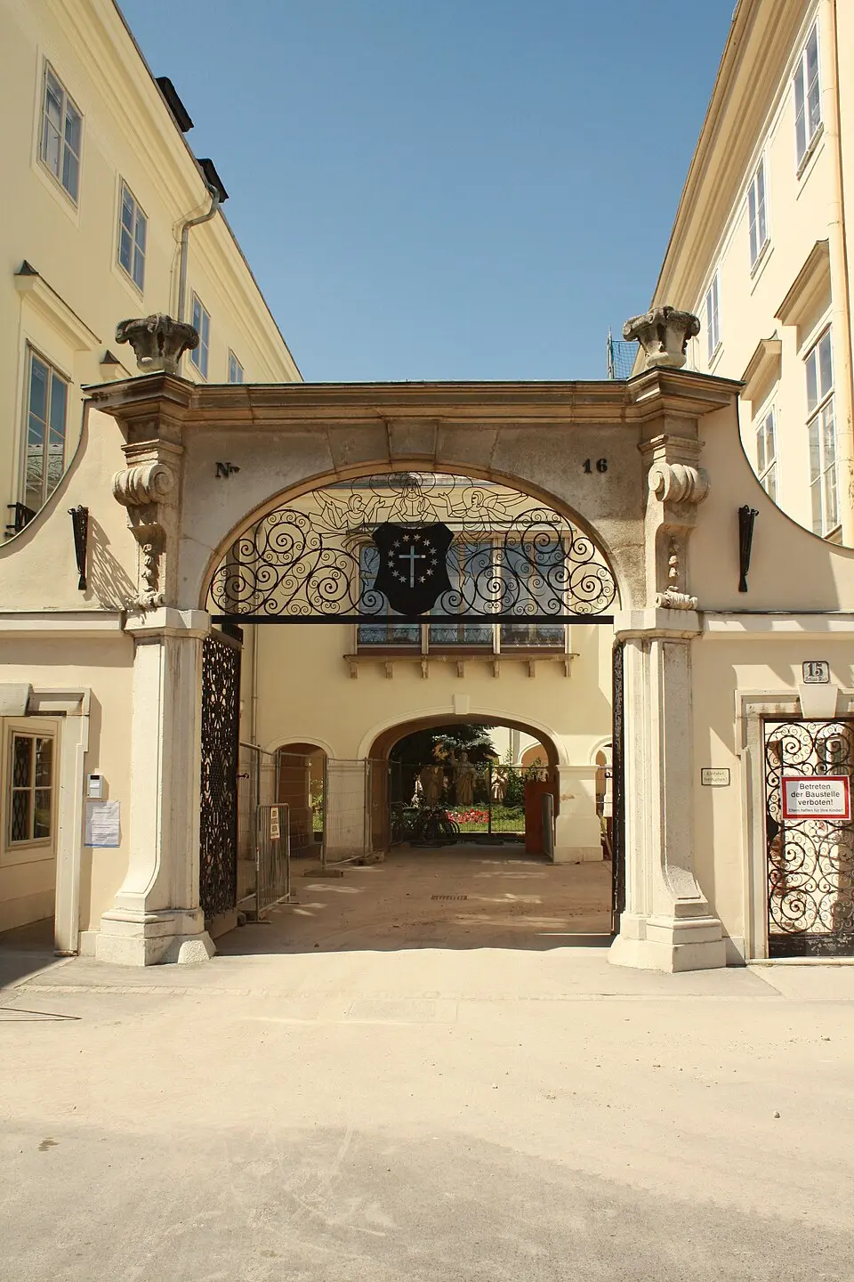 Barmherzige Schwestern-Kloster mit ehem. Fürst Schwarzenbergschem Schloss