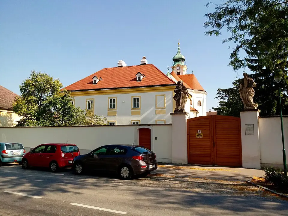 Pfarrhof mit Ummauerung samt Skulpturenschmuck
