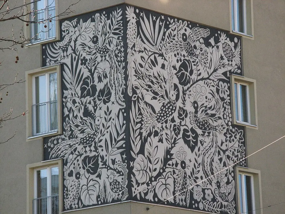 Sgraffito-Wandbild und Figur Kälbchen