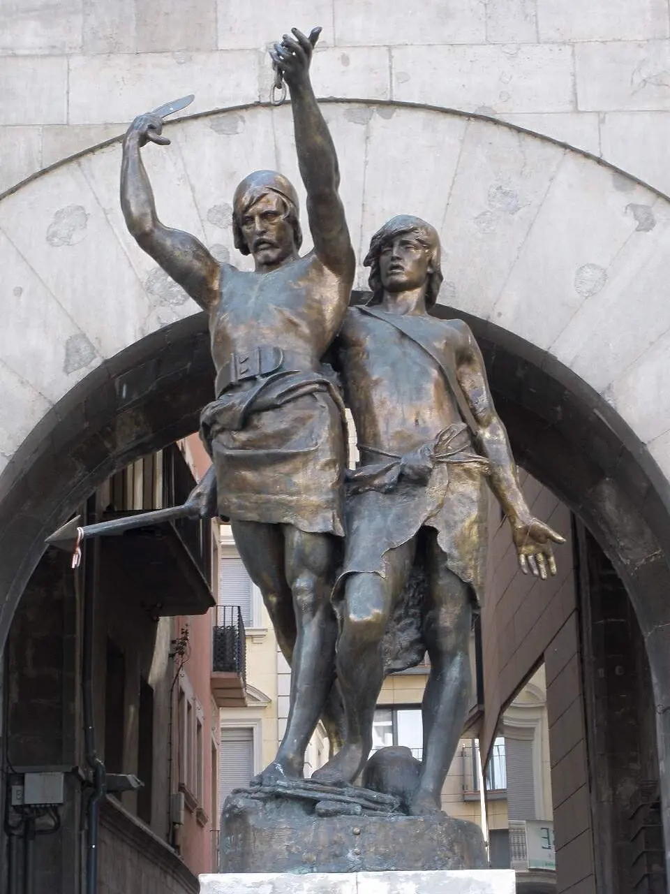 Estatua de Indíbil y Mandonio