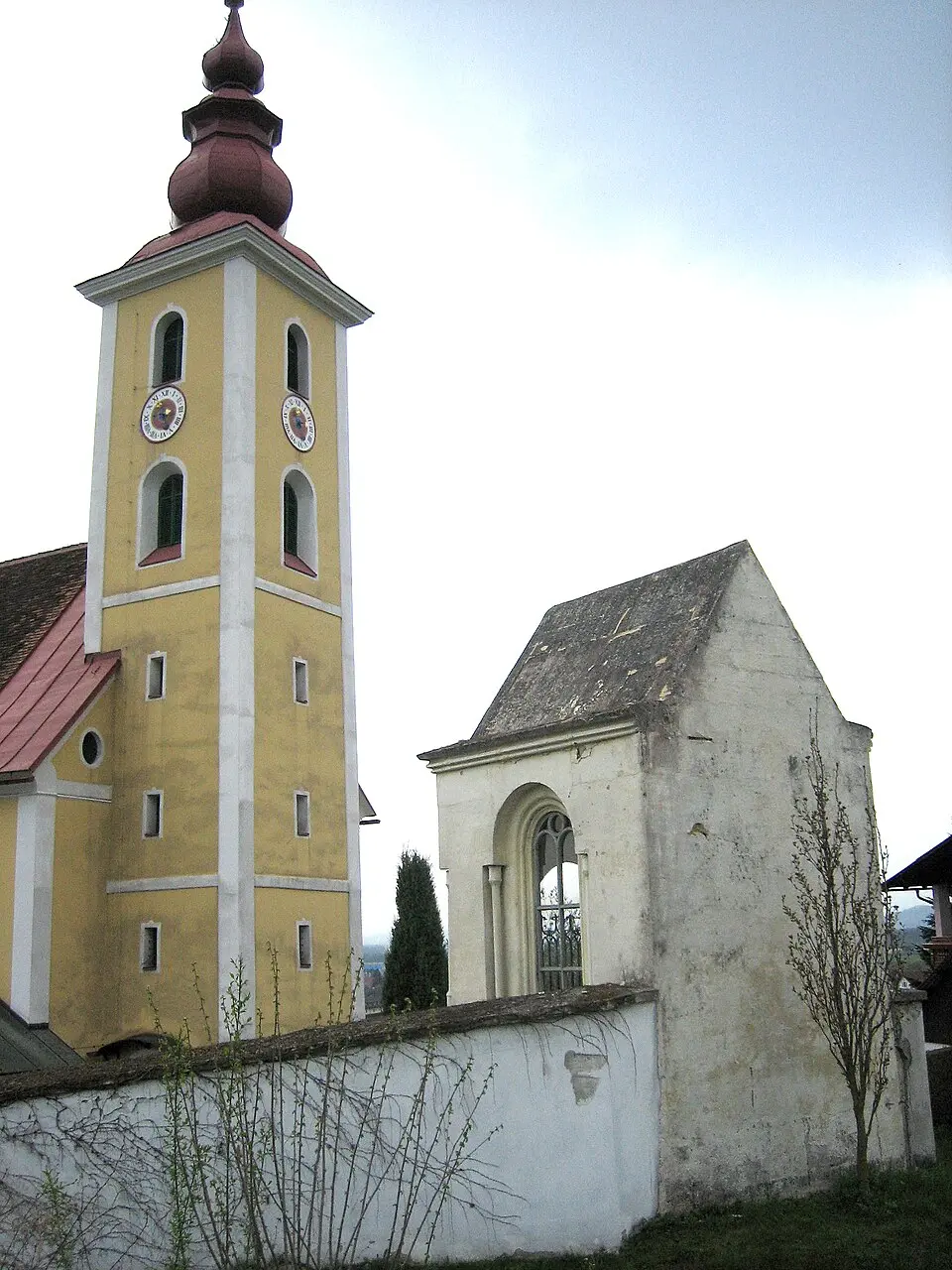Friedhof und Friedhofsmauer mit Kapelle