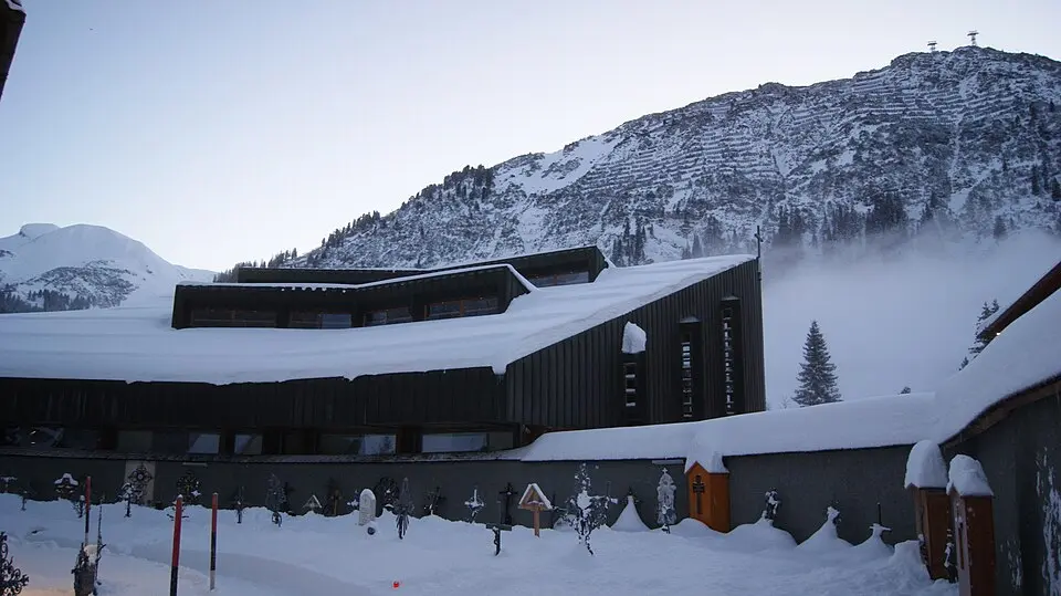 Bild: Asurnipal · CC BY-SA 4.0 Neue Pfarrkirche Lech am Arlberg