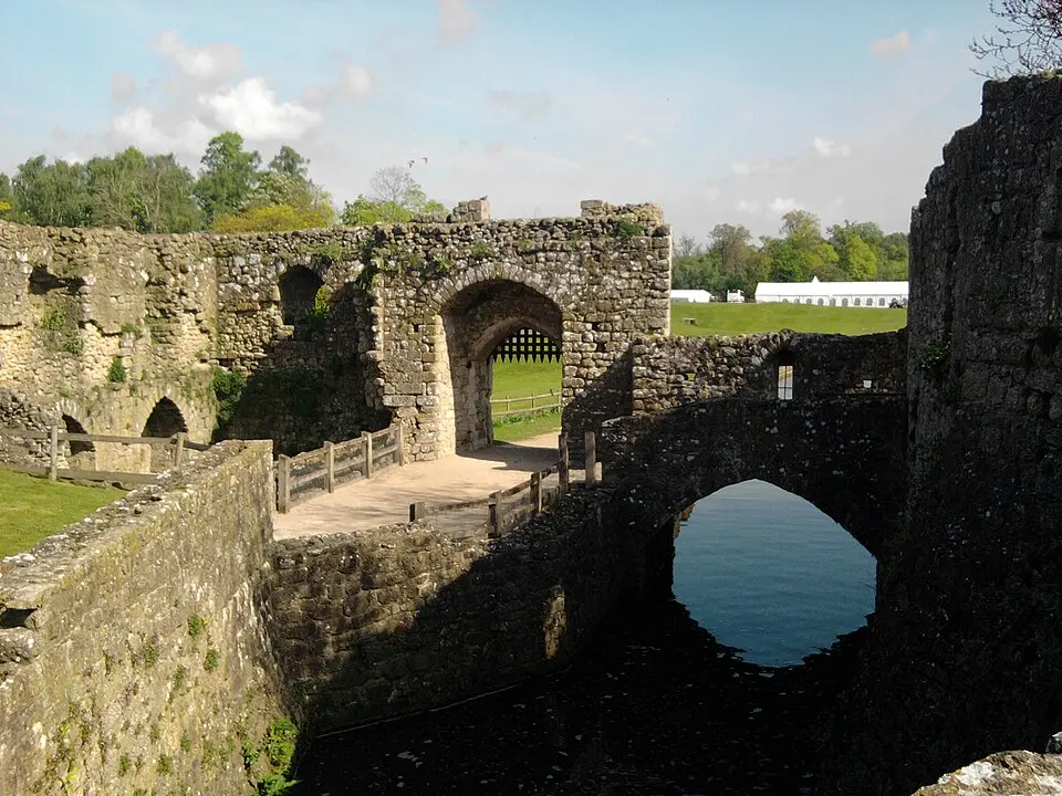 Obrázok: Varmin · CC BY-SA 3.0 Ruins of barbicans and dam at Leeds Castle