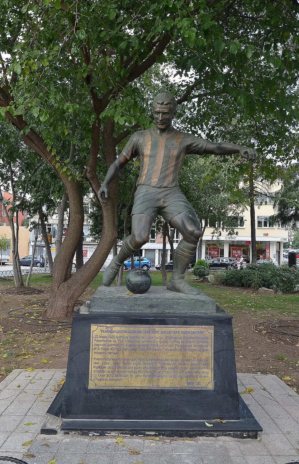 Lefter Küçükandonyadis Heykeli