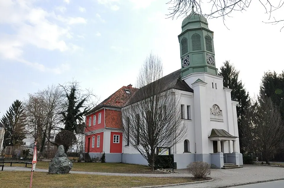 Obrázek: HGZ · CC BY-SA 3.0 AT Evang. Pfarrkirche A.B. mit Pfarrhaus