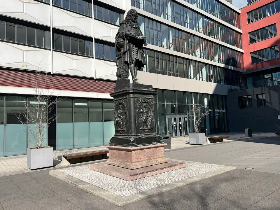 Leibnizdenkmal