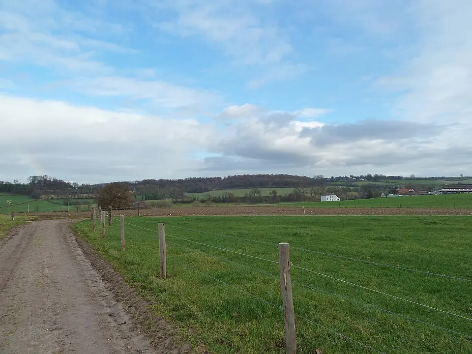 Terrein waarin funderingen van een gebouw en sporen van bewoning ten zuiden Mamelis