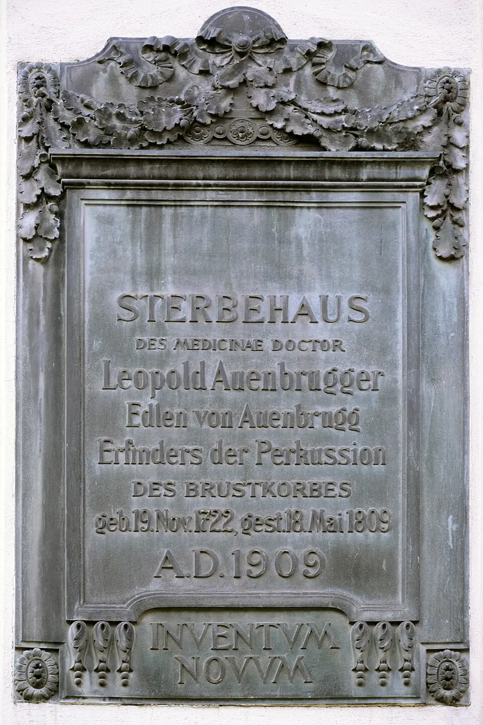Slika: Viennpixelart · CC BY-SA 4.0 Gedenktafel für Leopold von Auenbrugger (Wien, Neuer Markt 9)