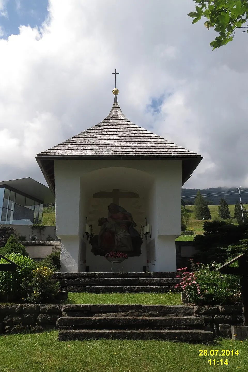 Pestkapelle mit Kriegerdenkmal und Friedhof, Bichl Kirche