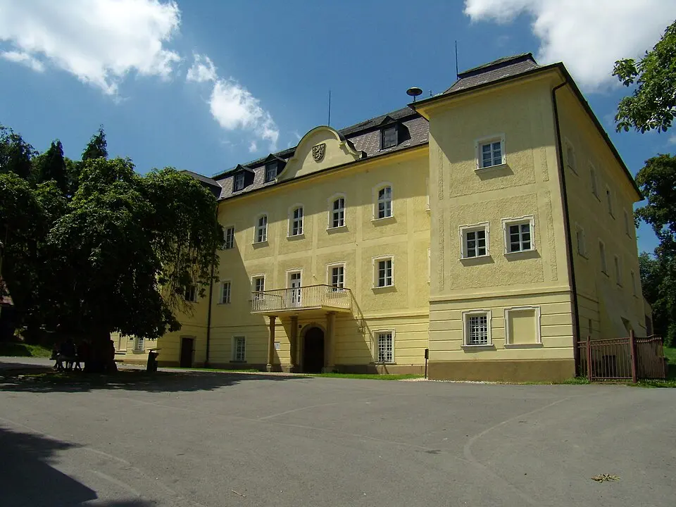 Obrázek: Krabat77 · CC BY-SA 3.0 Zámek Lesná
