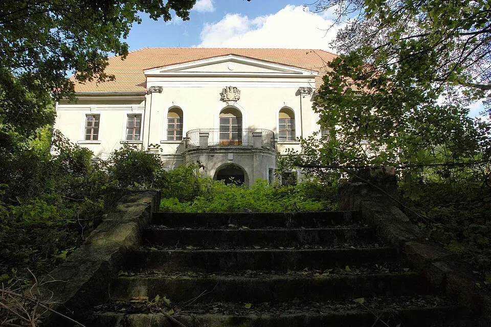 Dwór (pałacyk) w Letnicy