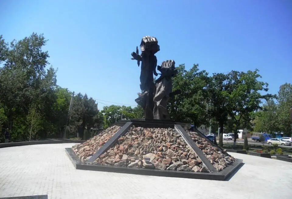 Compoziția sculpturală „În memoria victimelor fascismului”