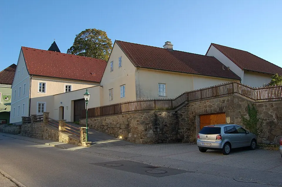 Image: Wolfgang Glock · CC BY-SA 3.0 Pfarrhof