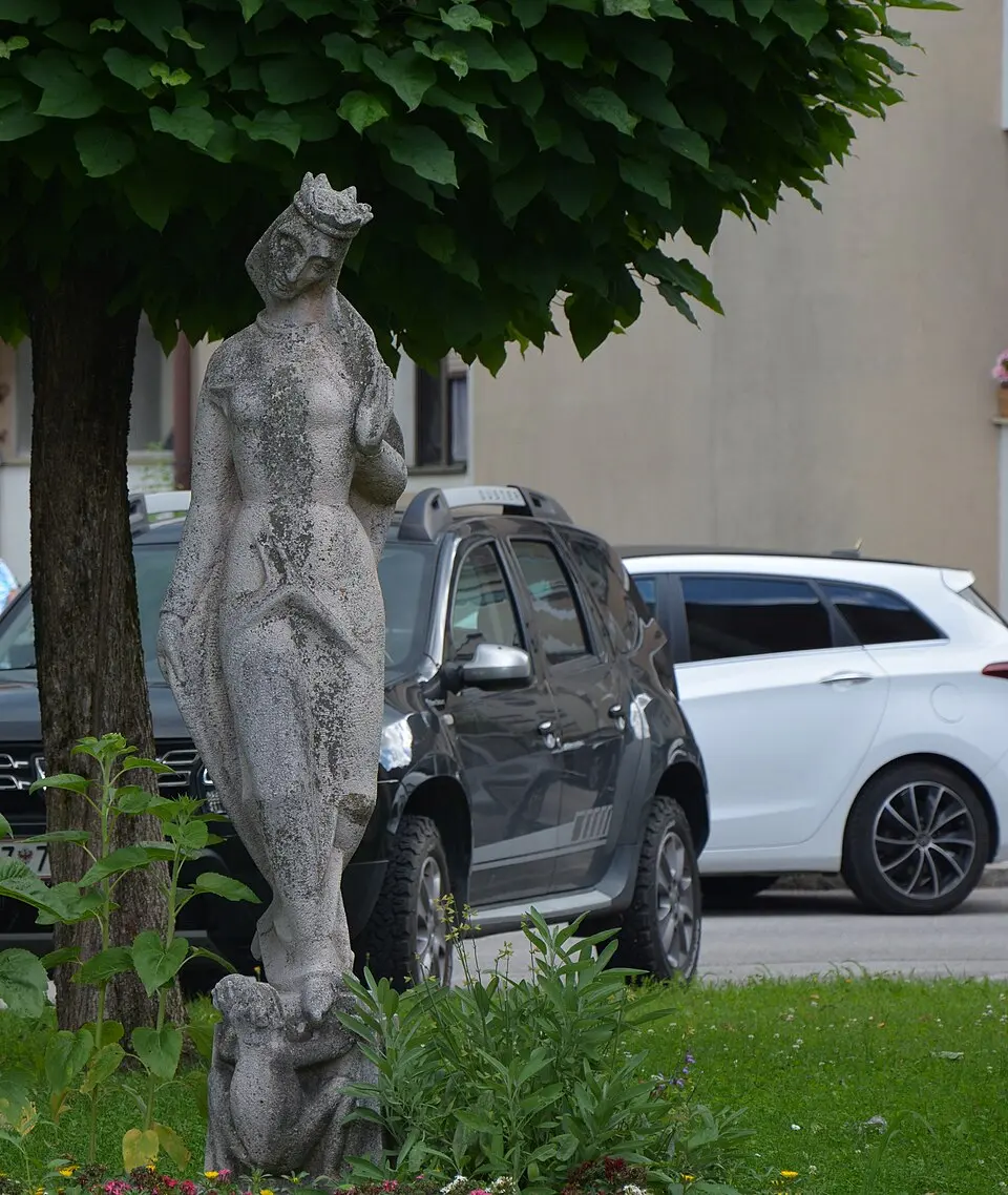 Laufbrunnen mit Skulptur Froschkönig