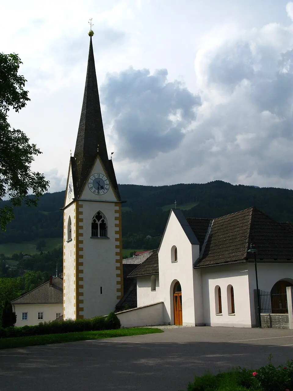Kath. Pfarrkirche Mariae Himmelfahrt und Friedhof