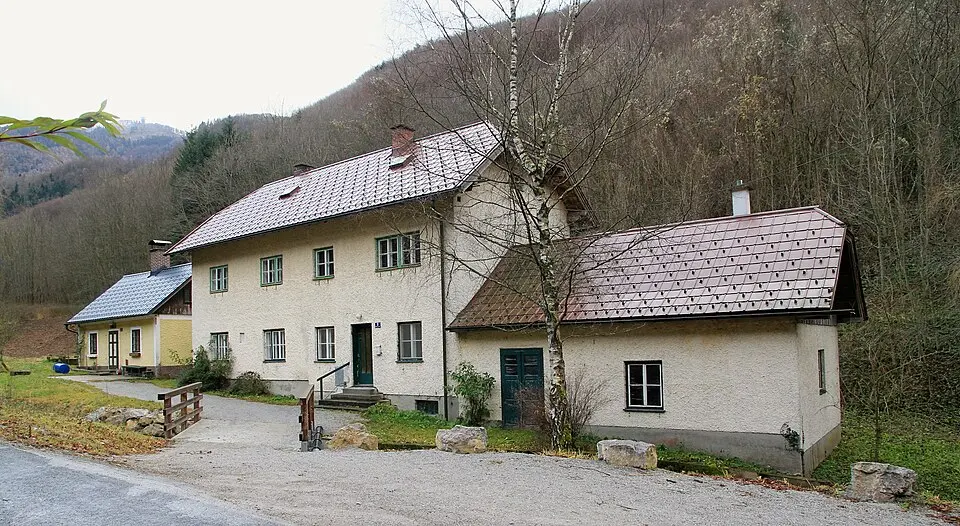 Bild: C.Stadler/Bwag · CC BY-SA 3.0 AT Wohnhaus