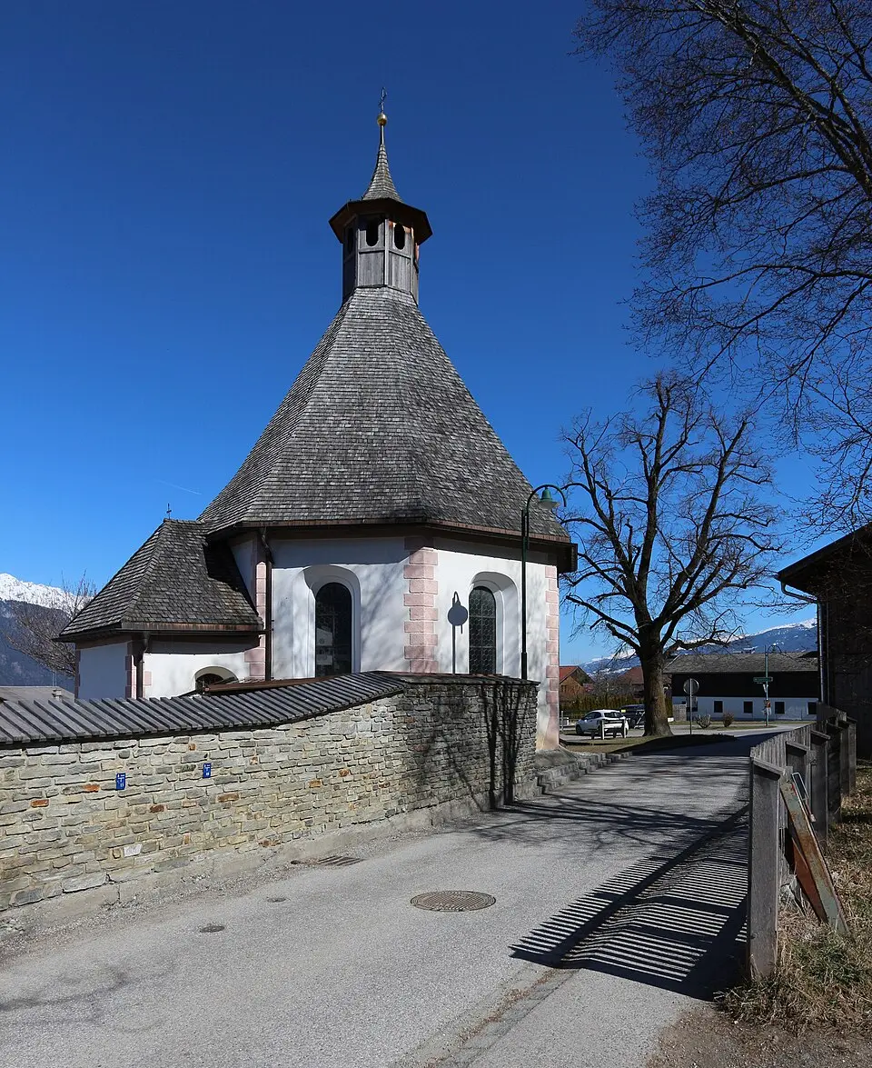 Kapelle hl. Sebastian, Lindenkapelle mit Friedhof