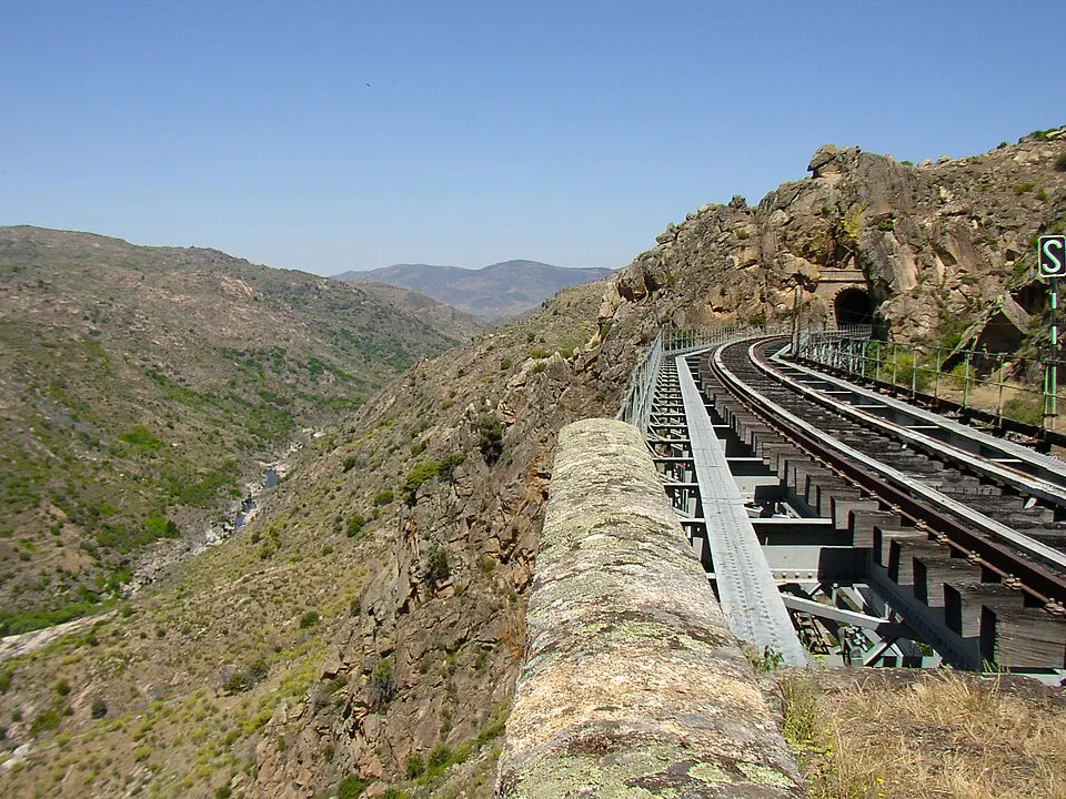 Línea La Fuente de San Esteban-Barca de Alba